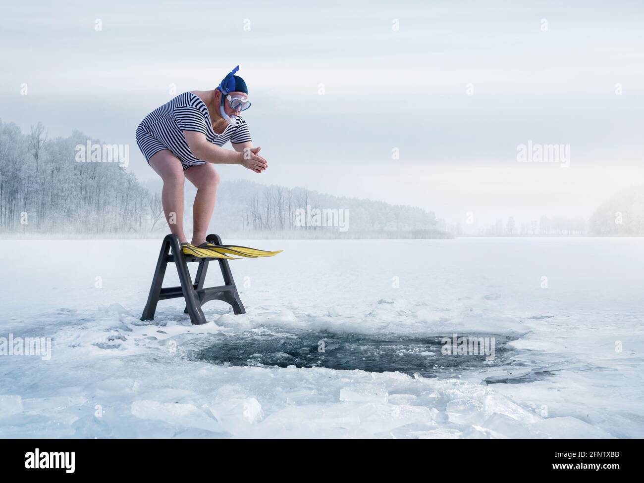 Fuunny sobrepeso, nadador retro a punto de saltar en el agujero de hielo en el lago, con espacio de copia Foto de stock