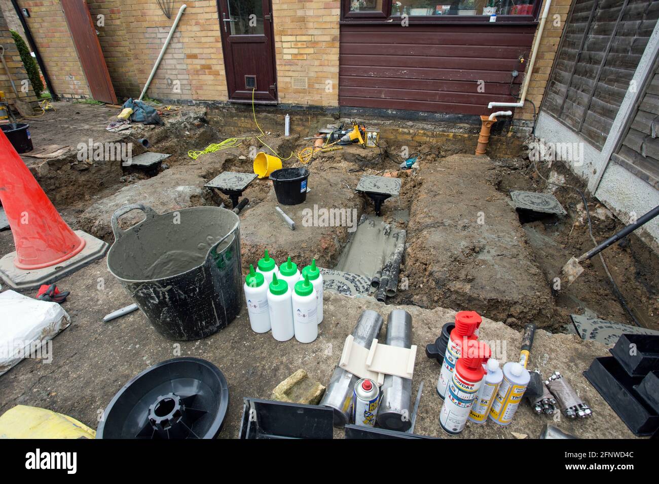 Wickford, Essex, Inglaterra, noviembre de 11th 2020, Se están realizando trabajos de construcción en un pequeño jardín. Foto de stock