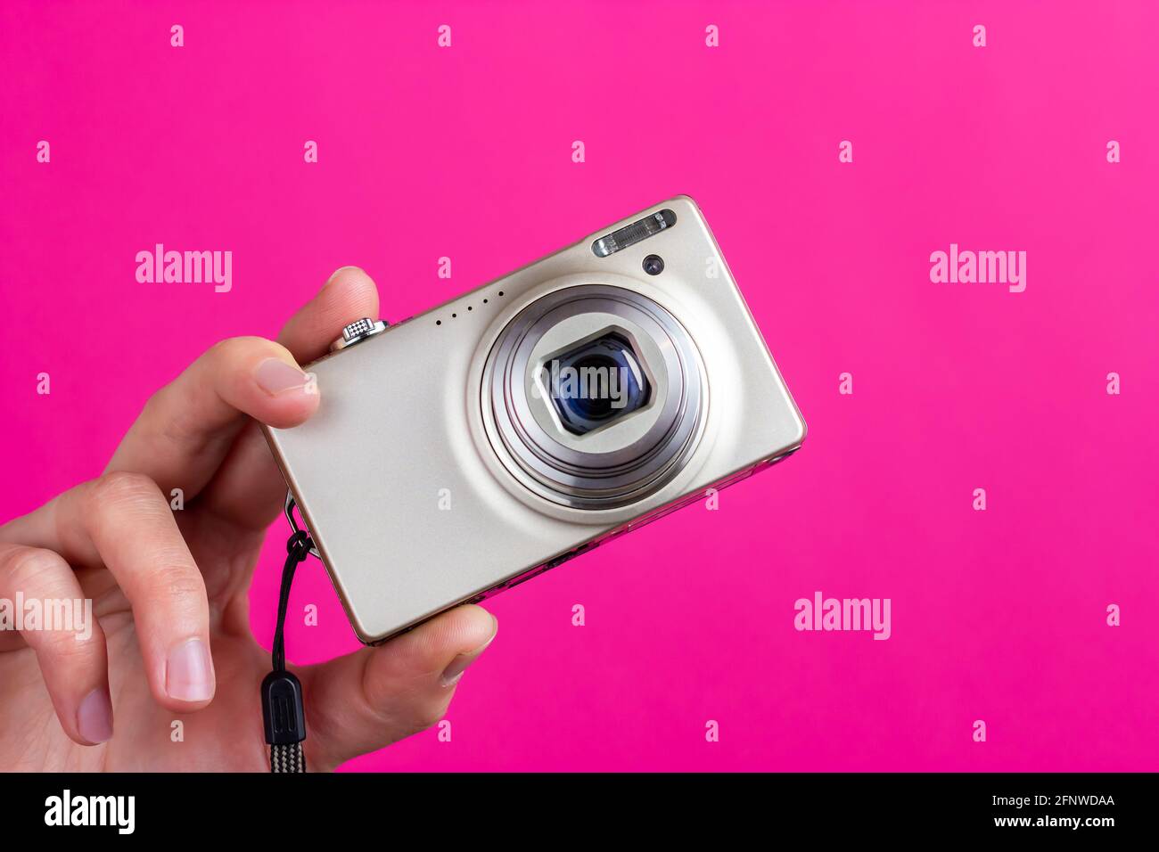 Cámara digital en la mano. Proceso de creación de una foto Fotografía de  stock - Alamy