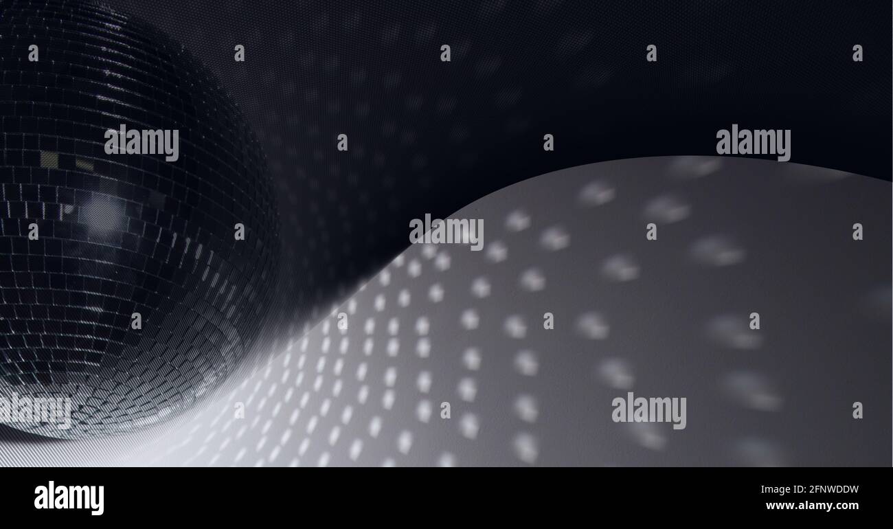 Composición de la bola del espejo de la discoteca de fundición fila de punto de lugar de música ligero Foto de stock