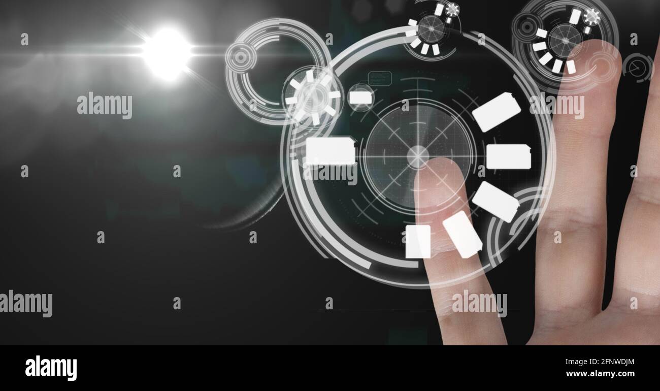 Composición de la mano que se está escaneando para verificar la identificación en la interfaz pantalla táctil Foto de stock