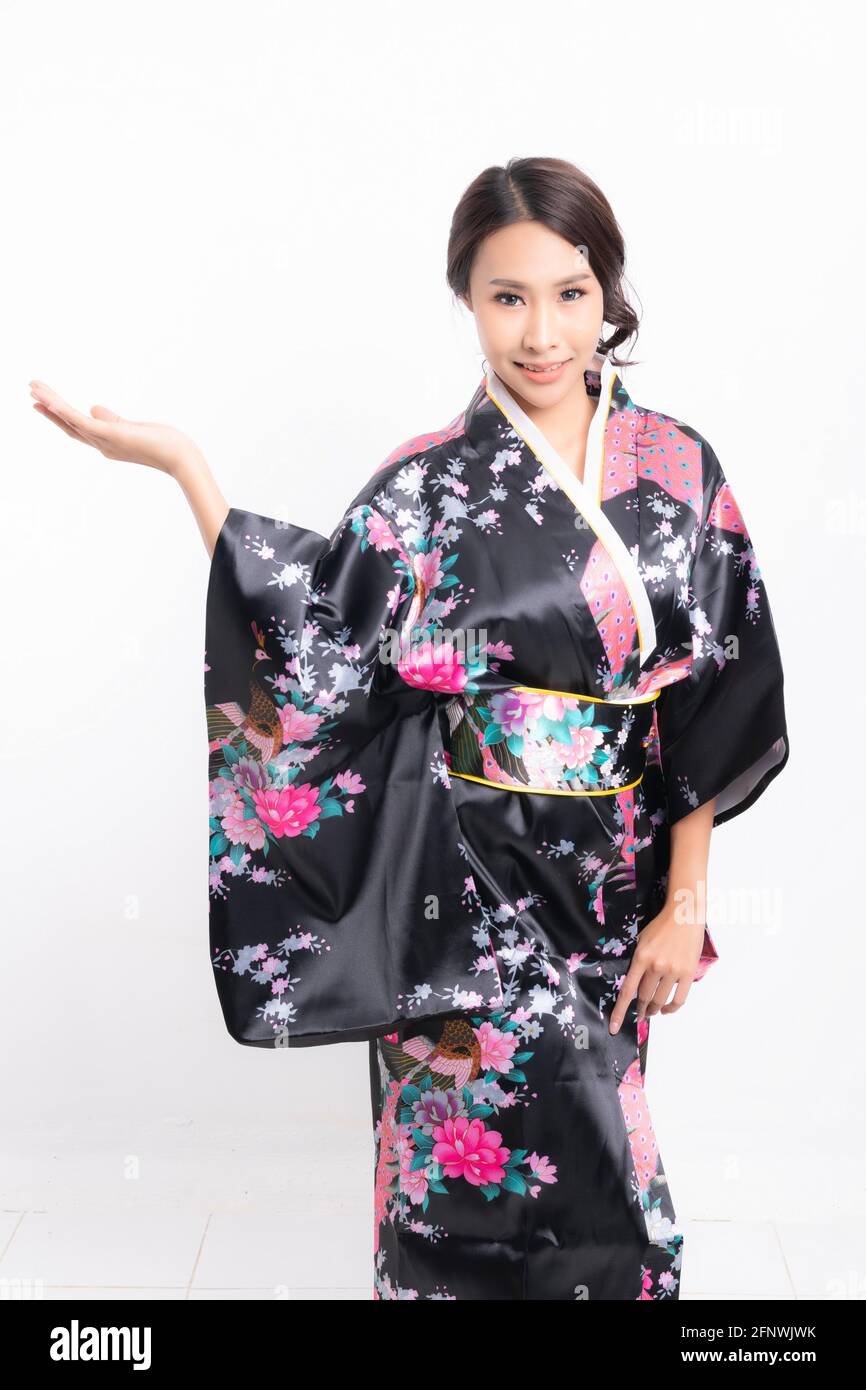 Hermosa mujer asiática atractiva con kimono japonés tradicional aislado  fondo blanco Fotografía de stock - Alamy