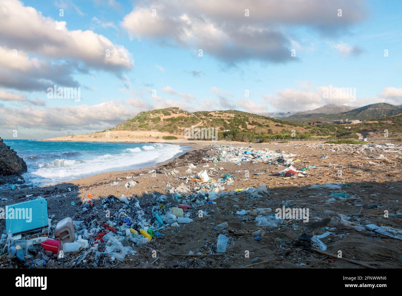 Los residuos plásticos se lavan en una playa de Grecia. Foto de stock