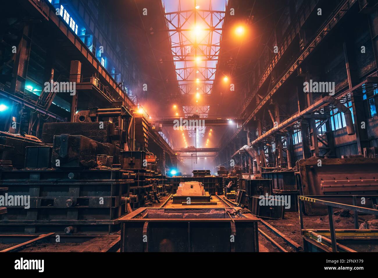 Planta metalúrgica. Producción industrial de acero. Interior del taller metalúrgico en el interior. Fábrica de acería. Fundición de la industria pesada. Foto de stock