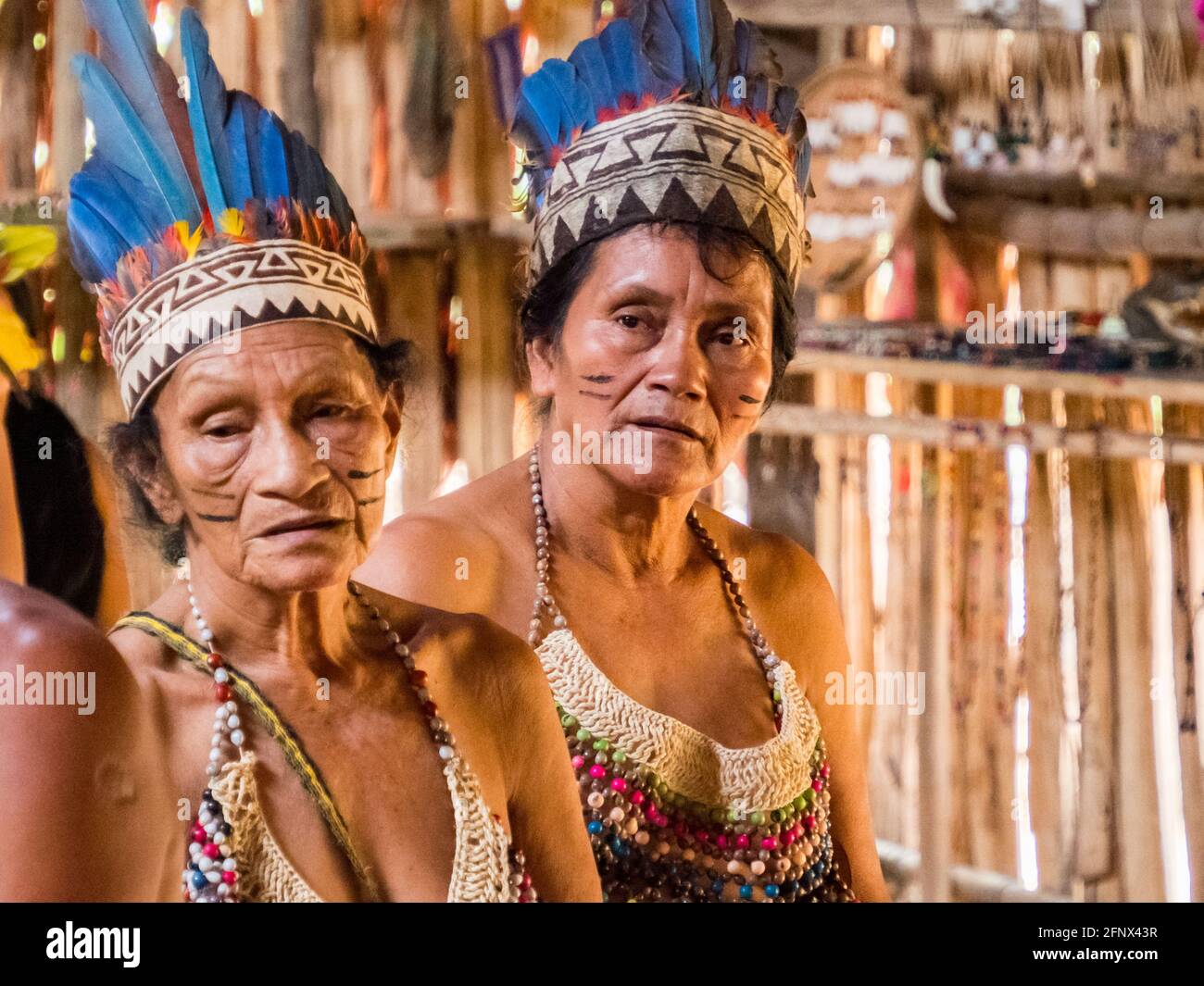 Iquitos, Perú - Diciembre 11 2019: Indio de la tribu Bora en su traje  local. Amazonia. América Latina. Cuenca del río Amazonas Fotografía de  stock - Alamy