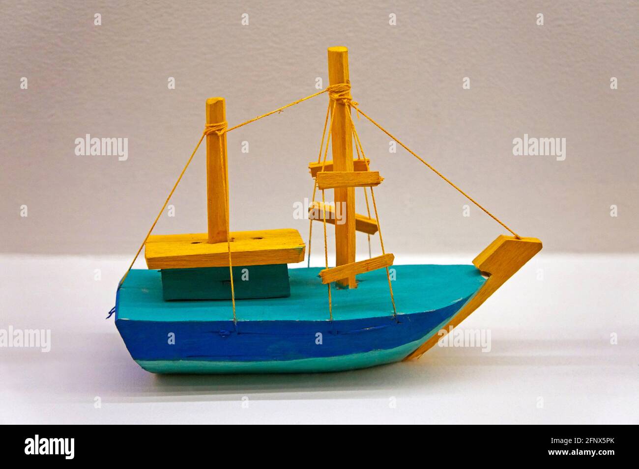 Barco de juguete de madera fotografías e imágenes de alta resolución - Alamy