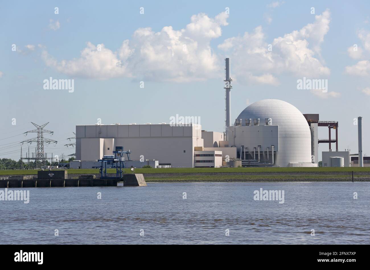 Central nuclear Brokdorf en el río Foto de stock