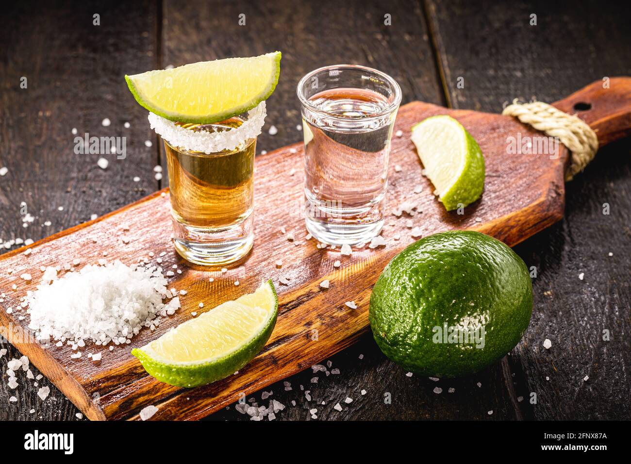 vasos de tequila, tequila de oro y tequila de plata, bebida típica mexicana  Fotografía de stock - Alamy