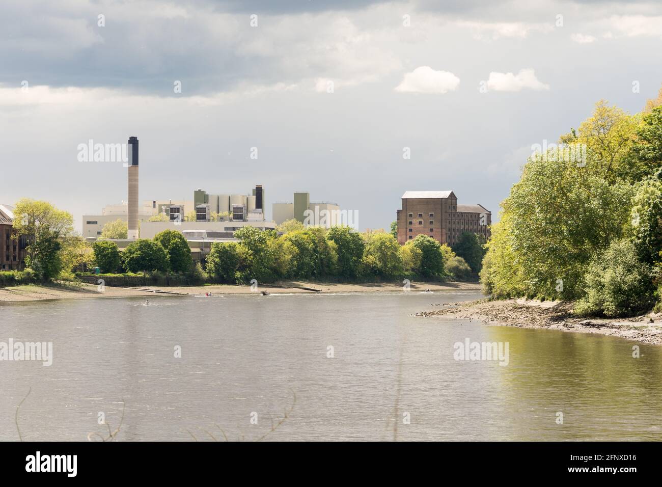 La antigua fábrica de cerveza Mortlake a orillas del río Támesis en Mortlake, al suroeste de Londres, Inglaterra, Reino Unido Foto de stock