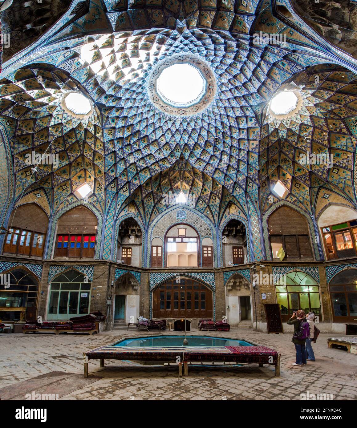 El esplendor de Aminoddole Caravanserai (Timche-ye Amin od-DWLEY), el ejemplo único del arquitecto persa medieval en el bazar de Kashan, Irán. Foto de stock