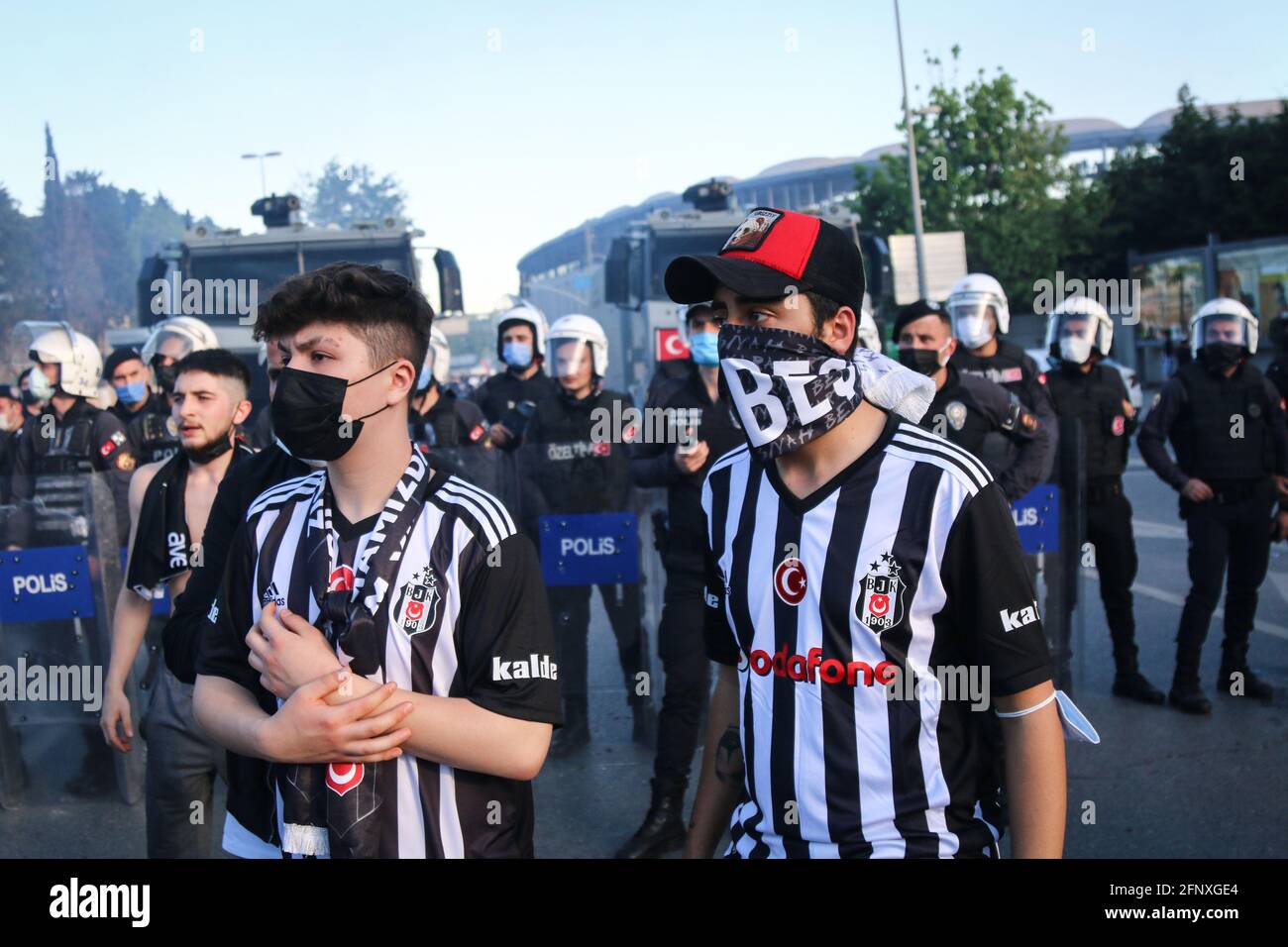 Estambul, Turquía. 19th de mayo de 2021. Los aficionados son vistos esperando la ceremonia del trofeo. Campeonato de la Super Liga Turca de 2020-2021 La ceremonia del trofeo de Besiktas se celebró en el Vodafone Stadium. Crédito: SOPA Images Limited/Alamy Live News Foto de stock