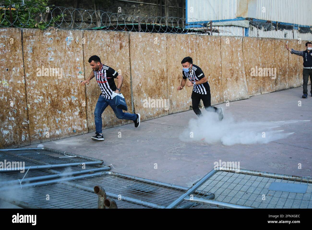 Estambul, Turquía. 19th de mayo de 2021. Los fans están siendo atacados por la policía durante la celebración. Campeonato de la Super Liga Turca de 2020-2021 La ceremonia del trofeo de Besiktas se celebró en el Vodafone Stadium. Crédito: SOPA Images Limited/Alamy Live News Foto de stock