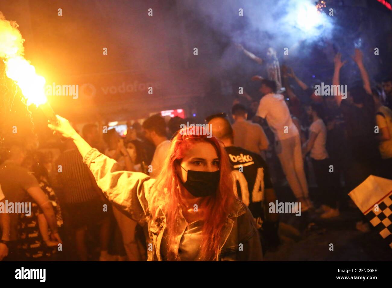 Estambul, Turquía. 19th de mayo de 2021. Los aficionados mantienen llamaradas mientras celebran fuera del estadio. Campeonato de la Super Liga Turca de 2020-2021 La ceremonia del trofeo de Besiktas se celebró en el Vodafone Stadium. Crédito: SOPA Images Limited/Alamy Live News Foto de stock