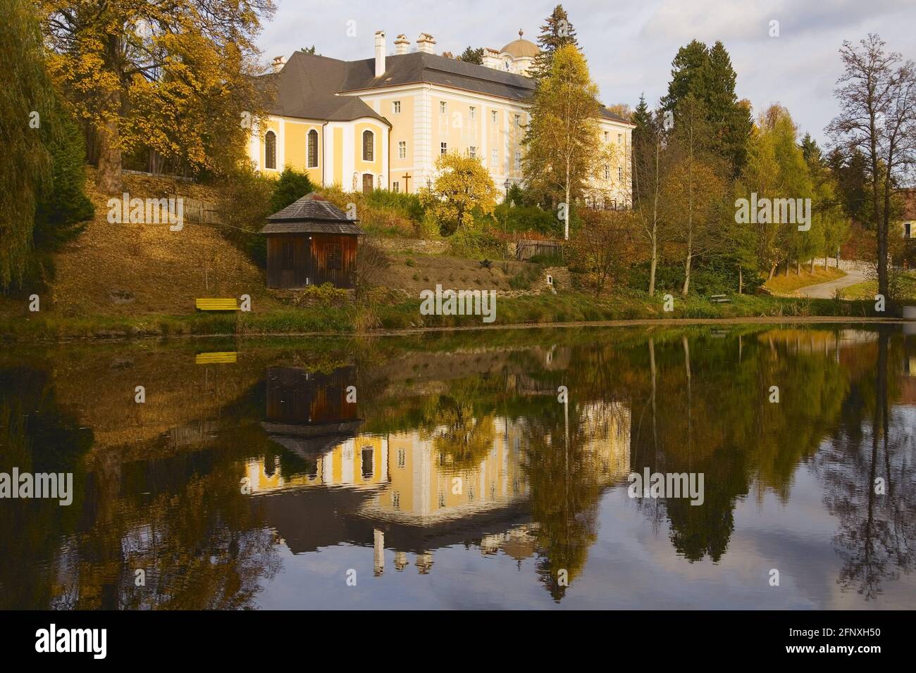 Rosenau palacio espejo en un estanque, Austria, Baja Austria, Waldviertel, Rosenau Schloss Foto de stock