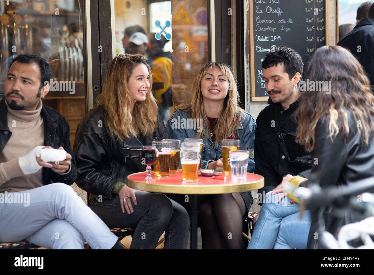La gente se sienta en terrazas exteriores, en París, el 19 de mayo de 2021,  cuando cafés, restaurantes y otros negocios se reabrieron como parte de una  relajación del cierre nacional debido