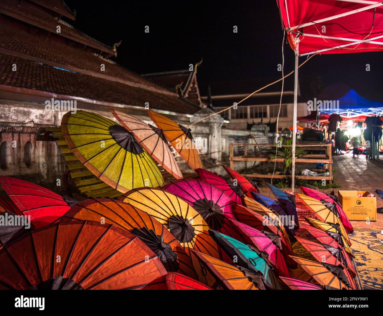 Sombrillas de papel en el mercado nocturno de Luang Prabang, Laos Foto de stock