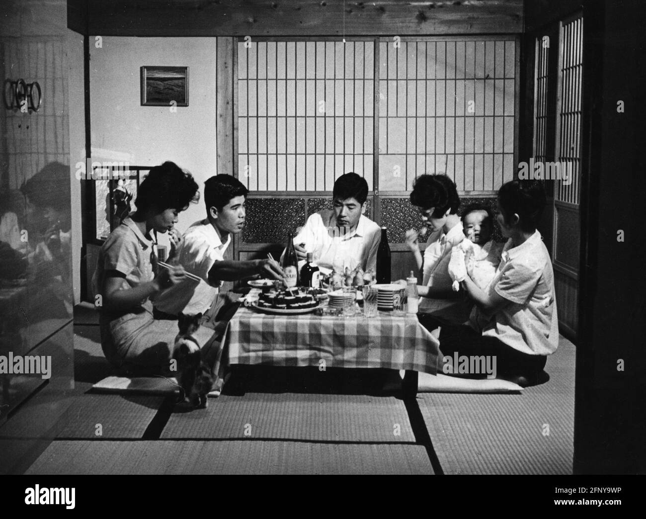 Geografía/viajes, Japón, gente, familia, cenar, Nagasaki, 1960s, 60s, palillos, sushi, DERECHOS-ADICIONALES-LIQUURA-INFO-NO DISPONIBLE Foto de stock
