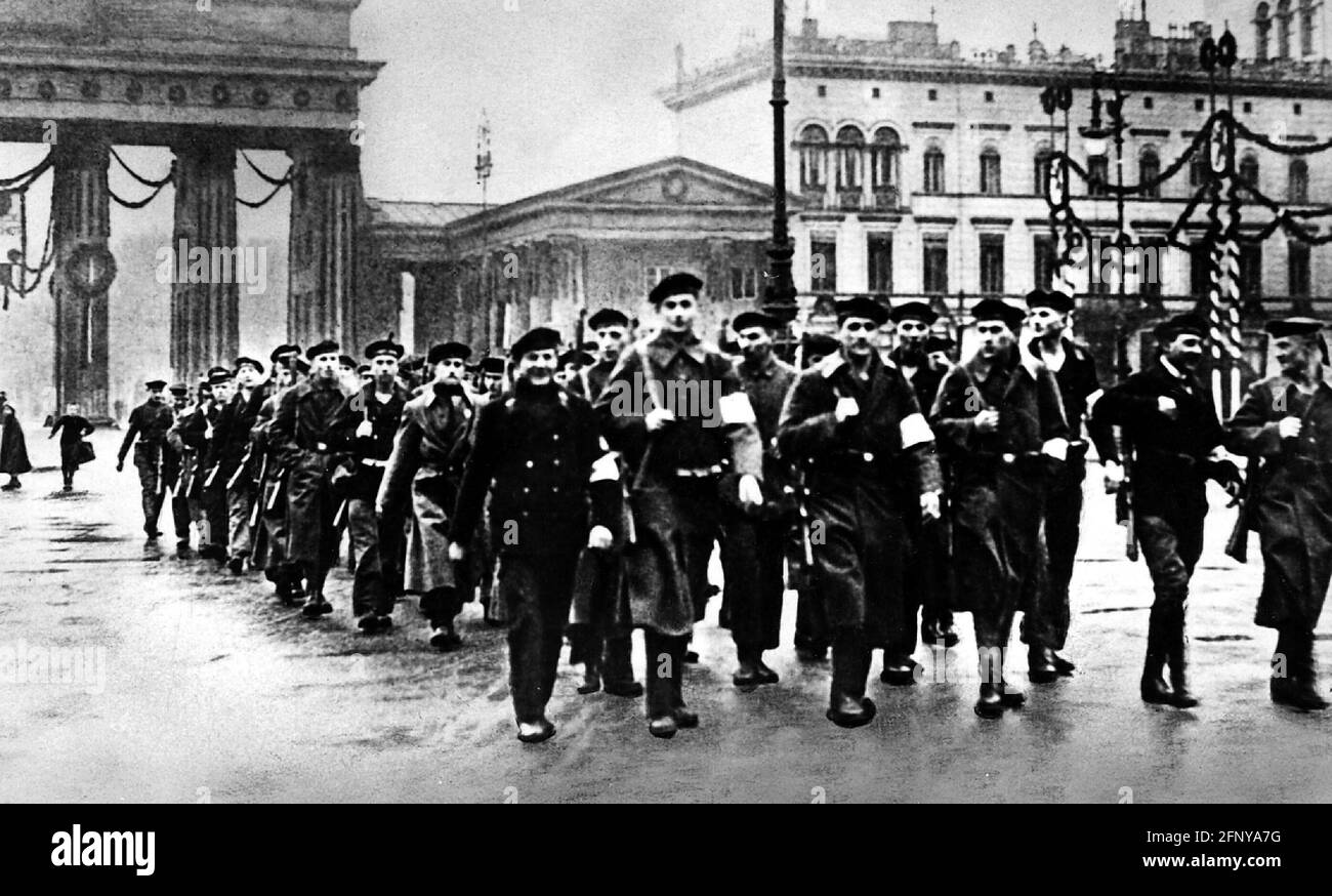 Revolución 1918/1919, Berlín, marineros de revolución en la Puerta de Brandenburgo, 24.12.1918, 1910s, 10s, DERECHOS-ADICIONALES-LIQUIDACIÓN-INFO-NO DISPONIBLE Foto de stock