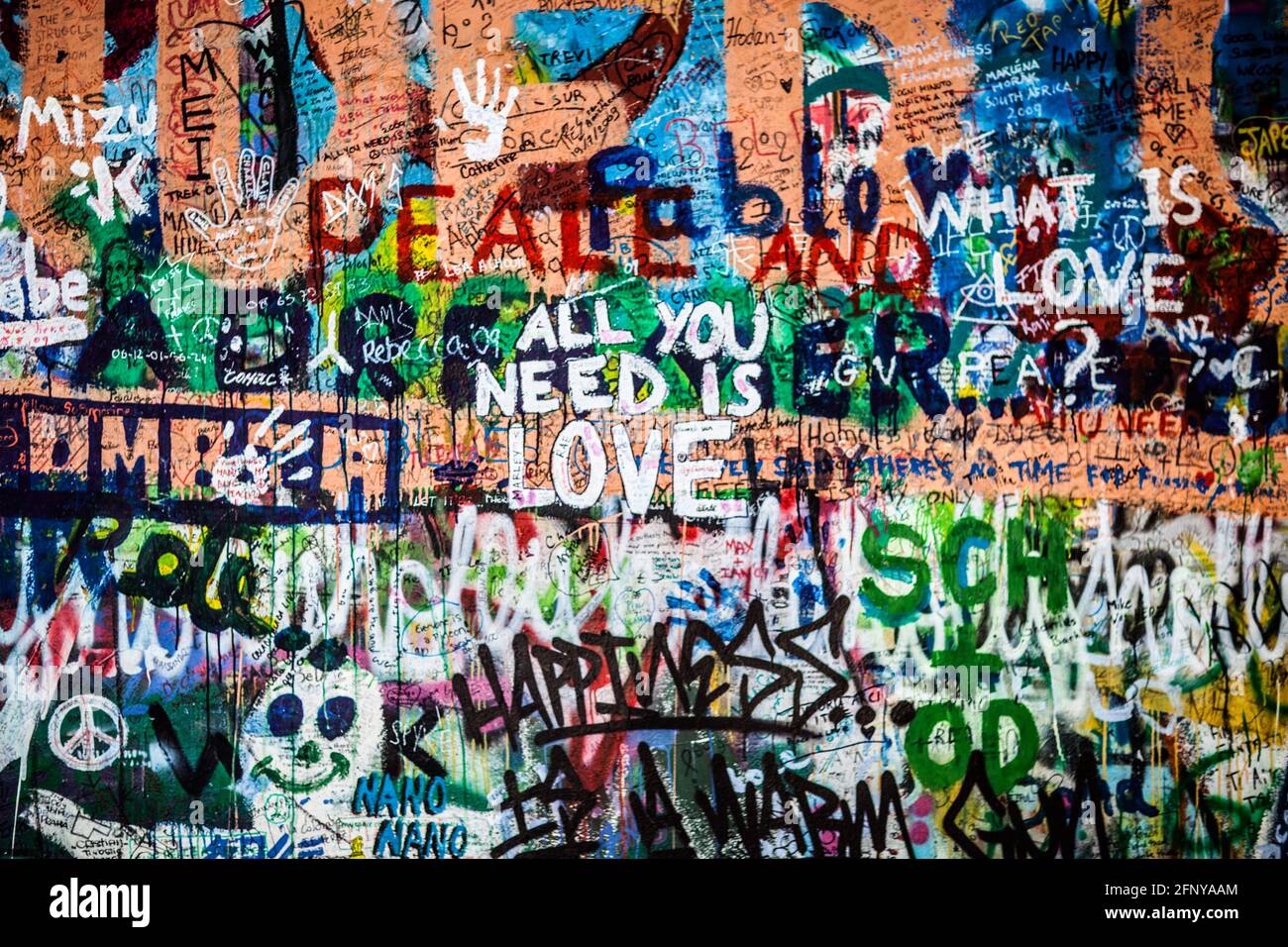 El icónico muro de John Lennon en Praga, República Checa Foto de stock