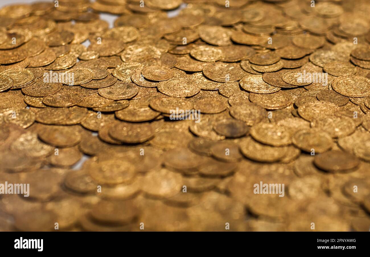 Monedas de Oro del Siglo 15th de la Guerra de las Rosas, descubiertas en 1966, apodado la horda de la piscina de pescado, en exhibición en el Museo Británico en Londres, Inglaterra Foto de stock