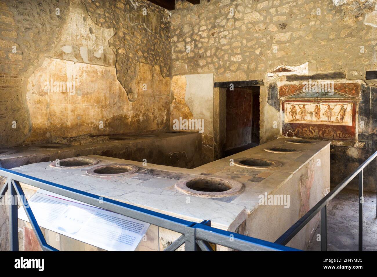 La zona del bar sirve comida y bebida. El mostrador de mármol tiene tarros en la encimera que se utilizaban para guardar la comida. Casa e Thermopolium di Vetutius Placidus (Termopolio y casa de Vetutius Placidus) - Sitio arqueológico de Pompeya, Italia Foto de stock