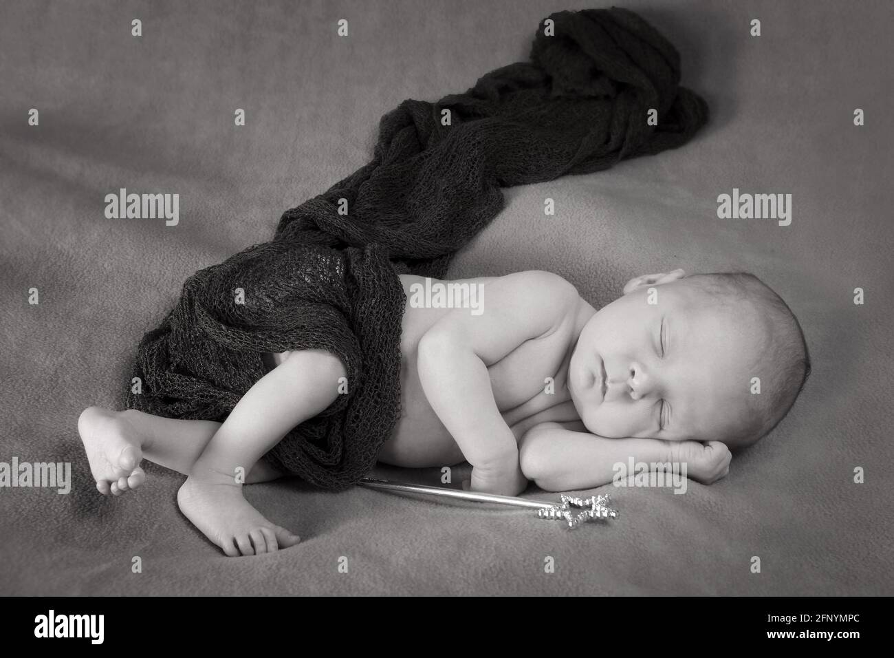 niña de 10 días de edad acostada sobre una manta suave, bebé recién nacido Foto de stock