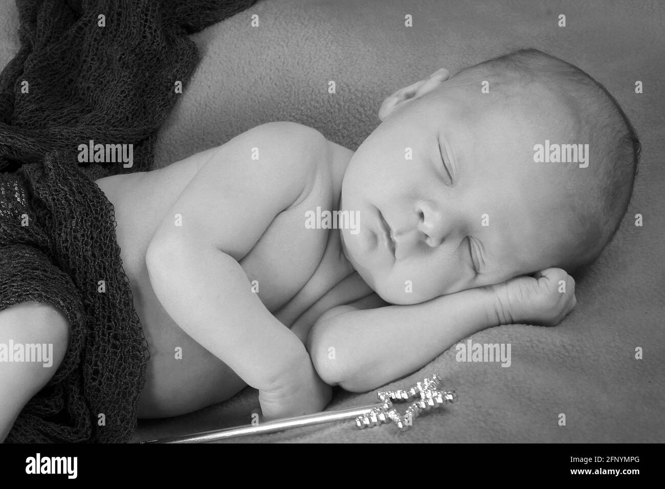 niña de 10 días de edad acostada sobre una manta suave, bebé recién nacido Foto de stock