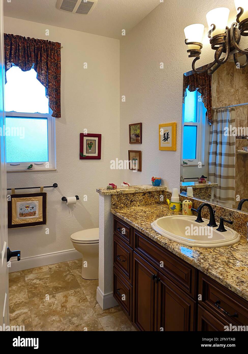 cuarto de baño moderno; encimera de granito; fregadero; accesorios de  bronce; área de aseo; ventana esmerilada; valance; decoraciones; piso de  azulejo; casa, PR Fotografía de stock - Alamy