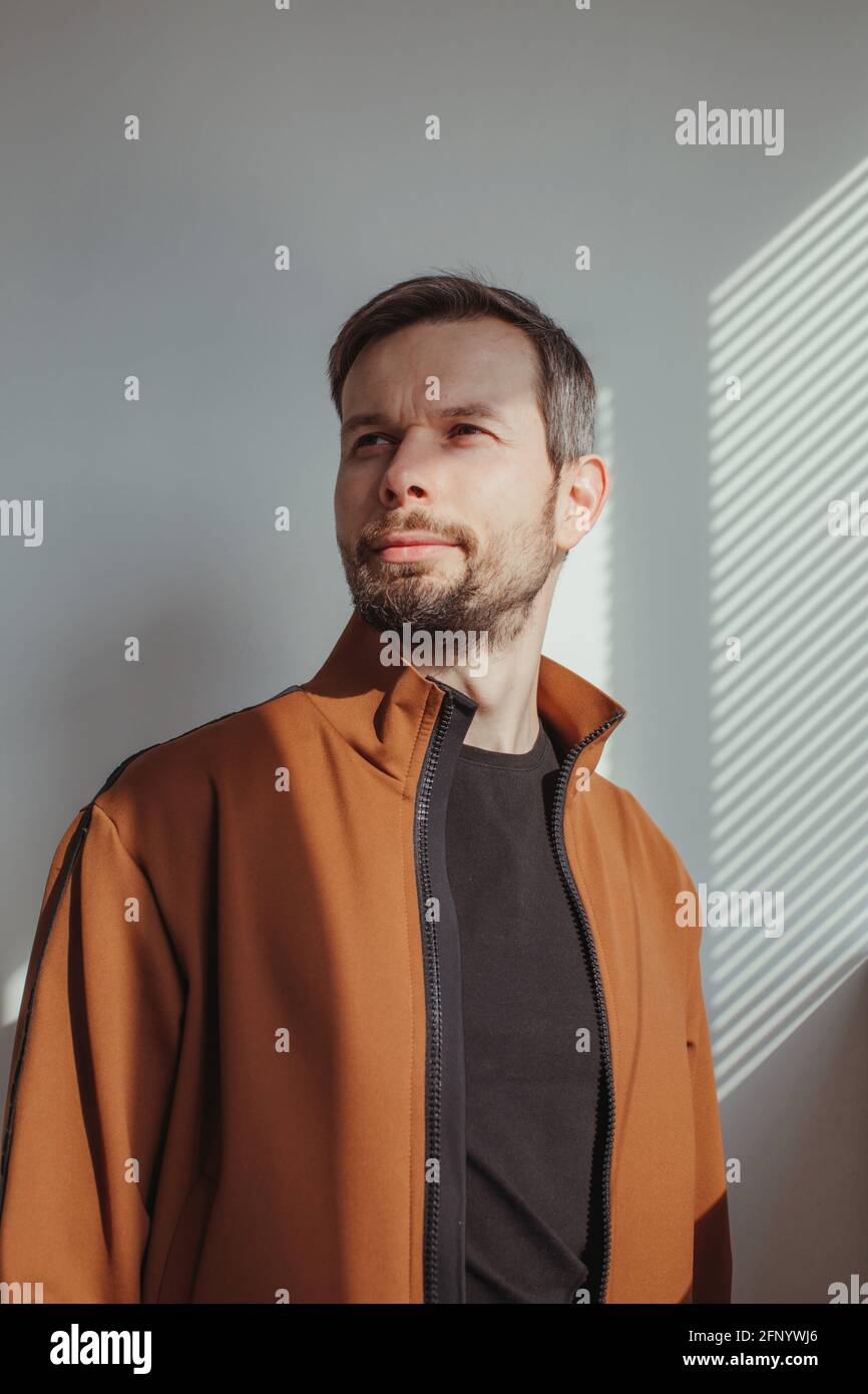 Retrato de un hombre guapo con barba de pie luz solar Foto de stock
