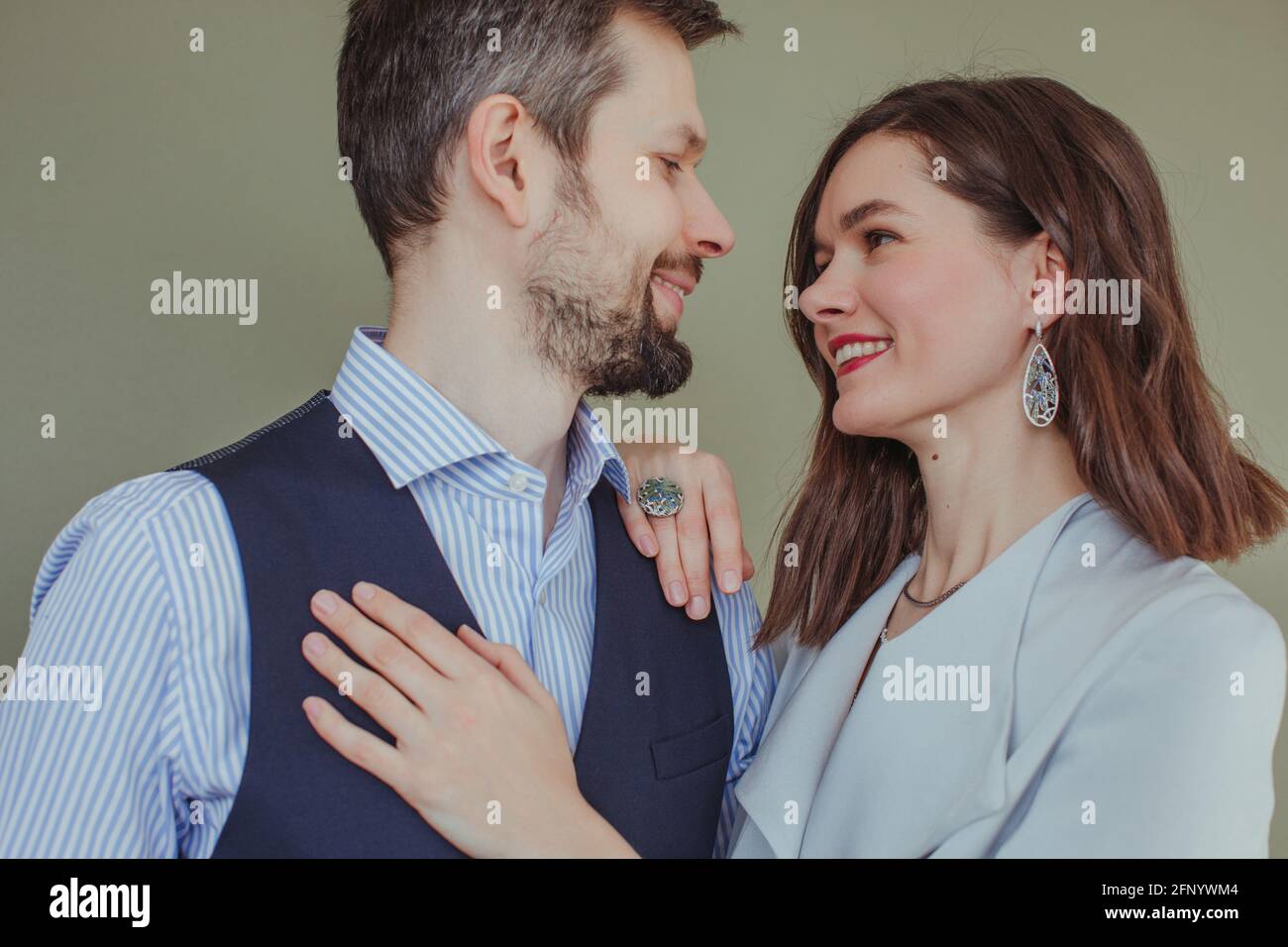 Retrato de una pareja hermosa mirando unos a otros Foto de stock