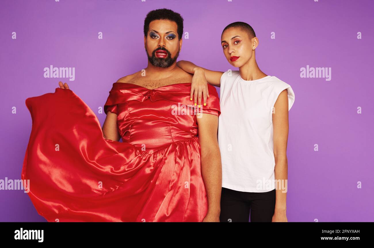 Hombre vestido de mujer y mujer vestido de hombre. Modelos que rompen los  estereotipos de género Fotografía de stock - Alamy