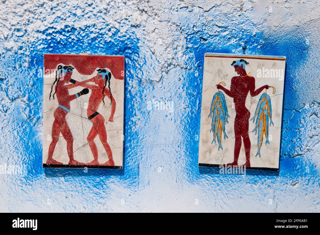 Reproducciones cerámicas de la antigua mitología griega atadas a un público Muro en la isla de Santorini en Grecia Foto de stock
