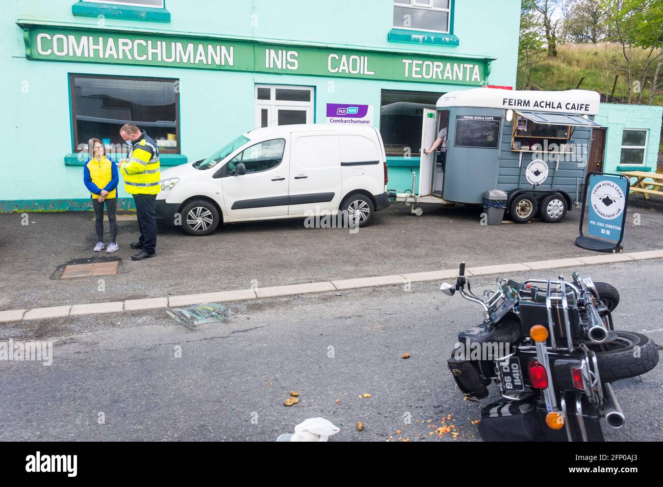 Garda, policía irlandesa, entrevista a un testigo tras un accidente de tráfico que involucró a esta moto Foto de stock