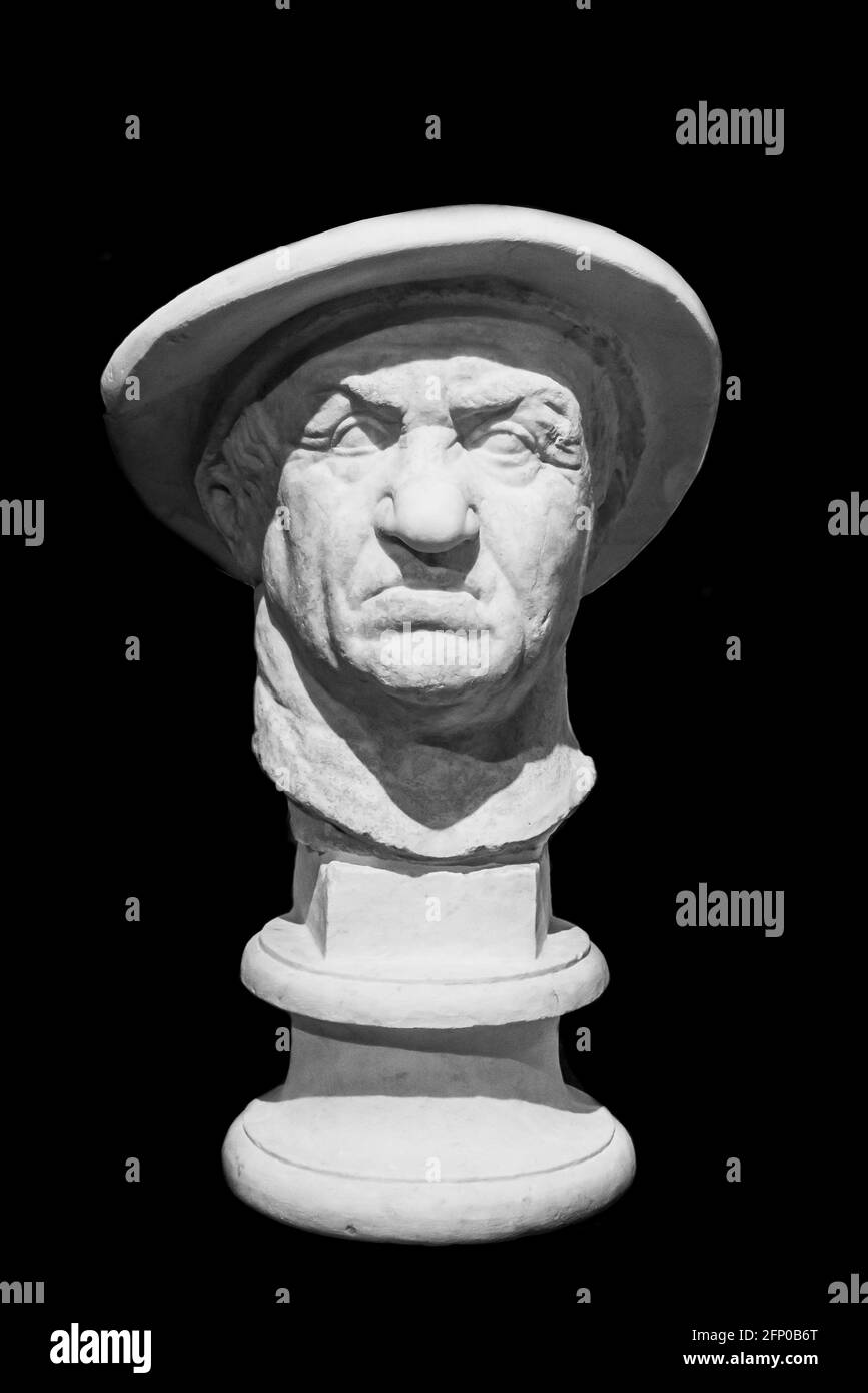 Foto en blanco y negro del antiguo busto del hombre mayor con un sombrero Foto de stock