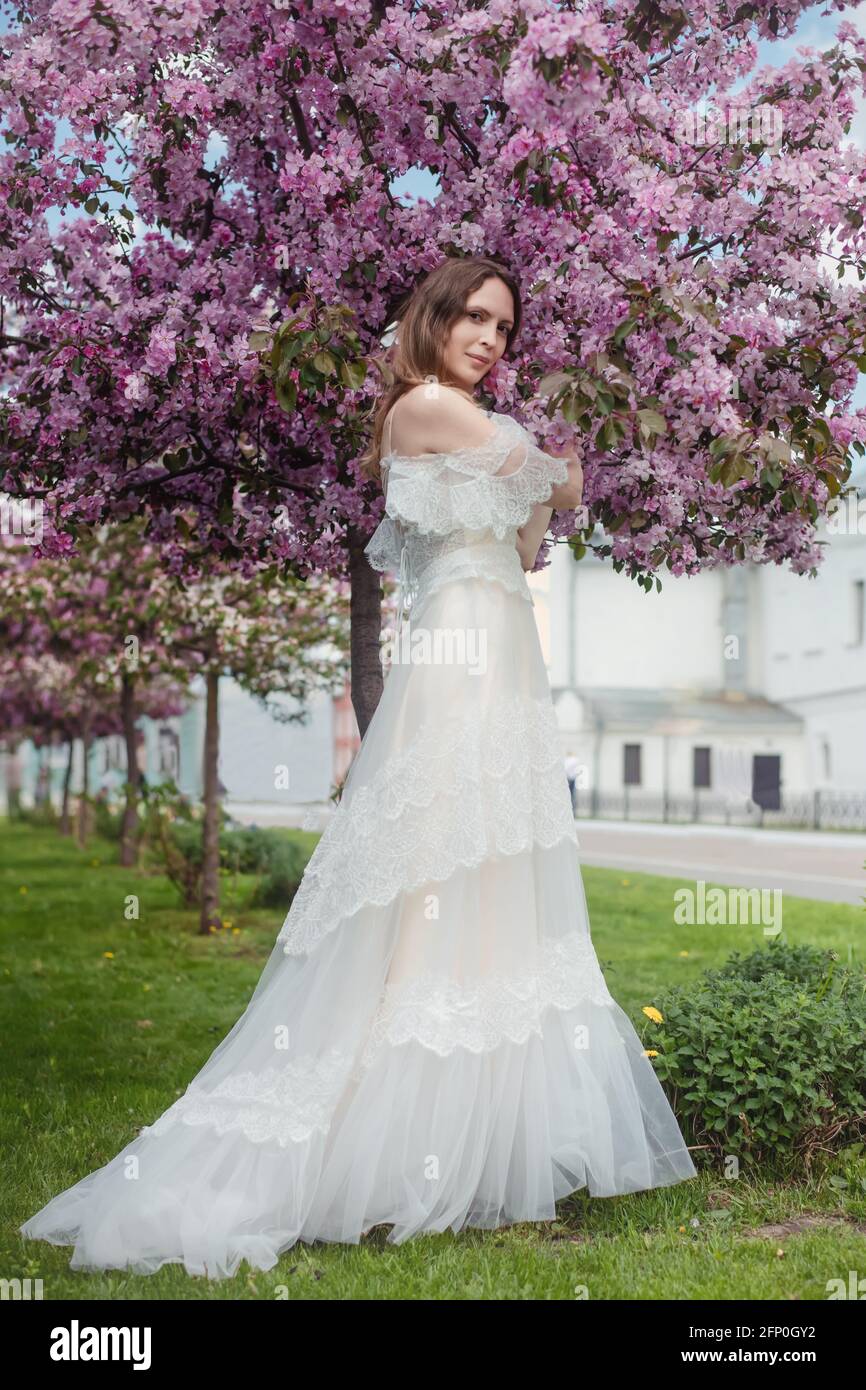 El vestido de novia perfecto para una boda en jardín | Nupcias Magazine