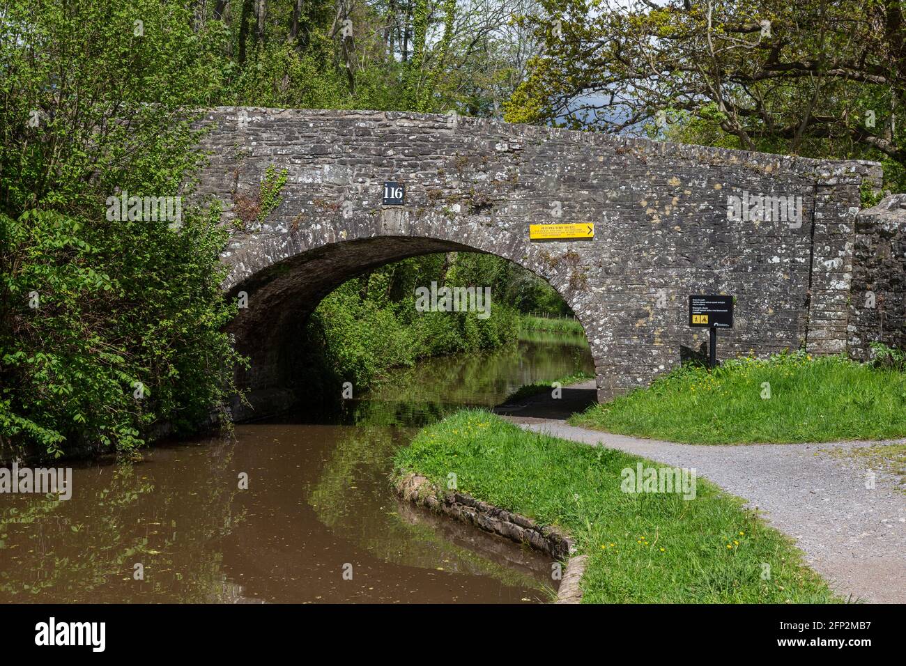 Puente de piedra a lo largo de Monmouthshire y Brecon Canal, Powys. Foto de stock
