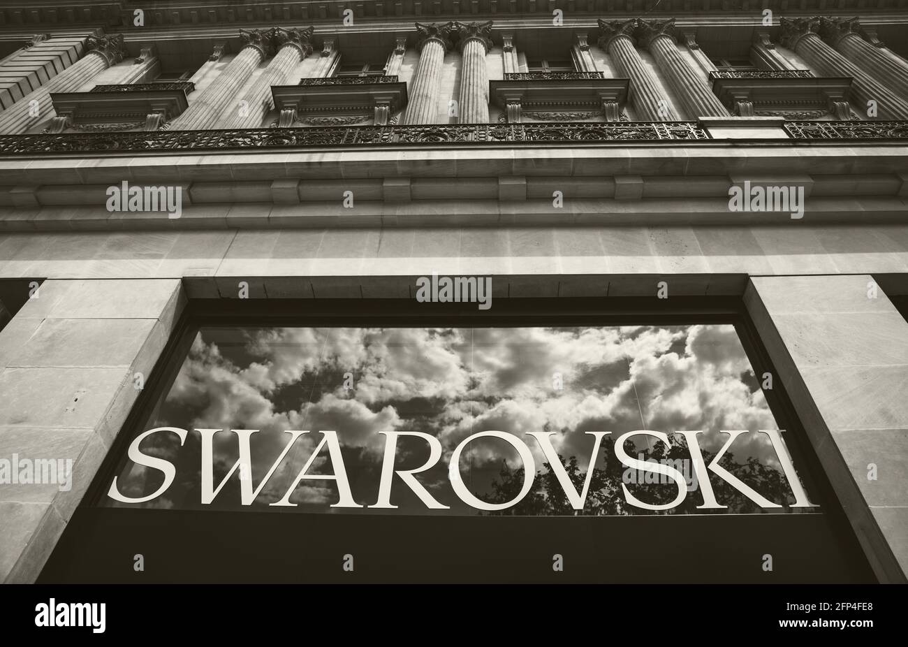 Entrada a la tienda Swarovski en la Avenue des Champs-Elysees, París, Francia Foto de stock