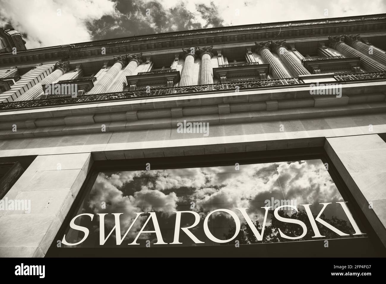 Entrada a la tienda Swarovski en la Avenue des Champs-Elysees, París,  Francia Fotografía de stock - Alamy