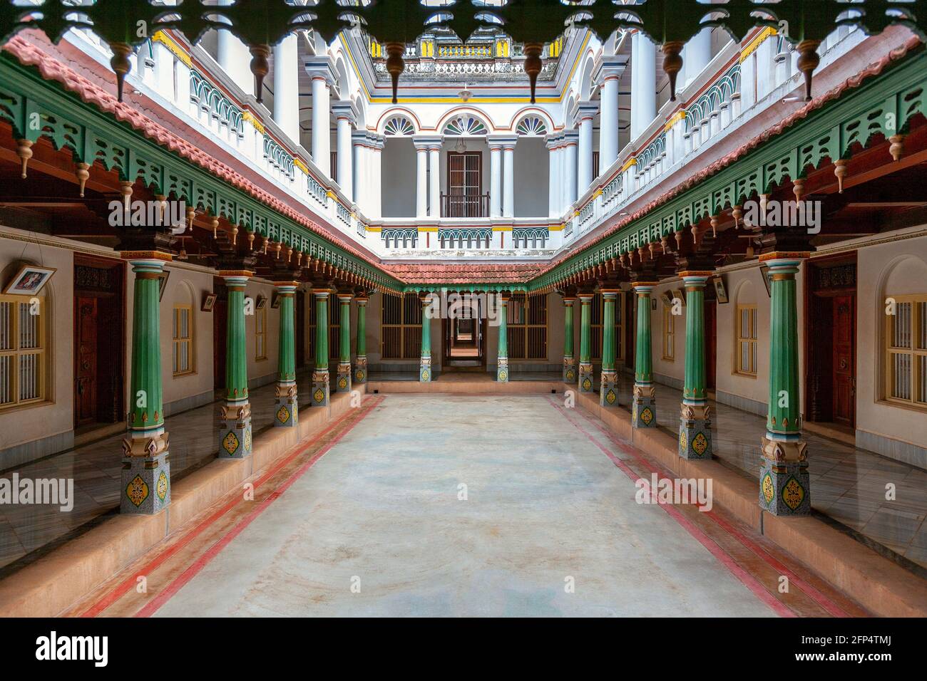 Patio interior en el Palacio de Kanadukathan en Karaikkudi en