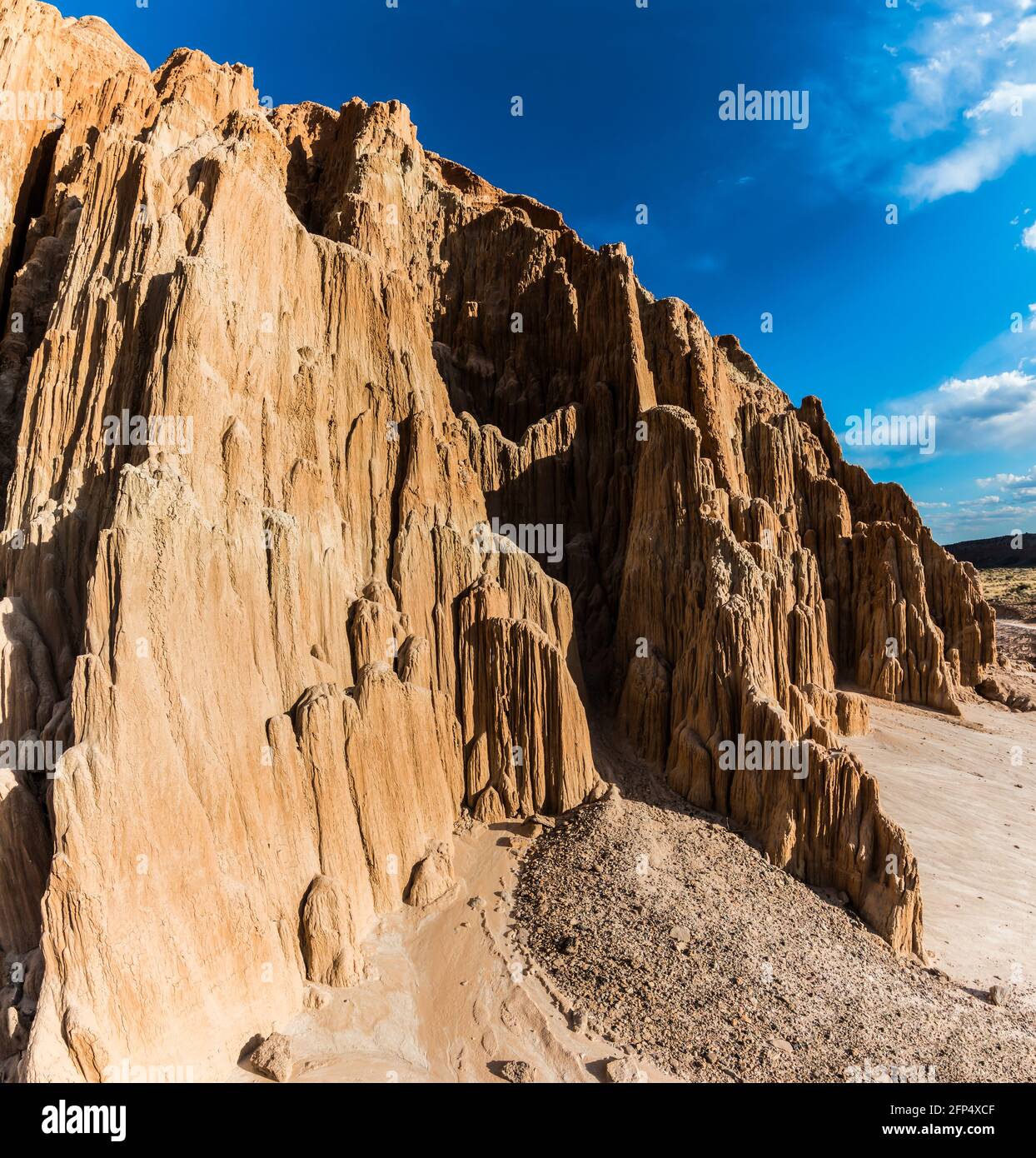 El erosionado Escarpment de las Cavernas del Cañón, Cathedral Gorge State Park, Nevada, Estados Unidos Foto de stock