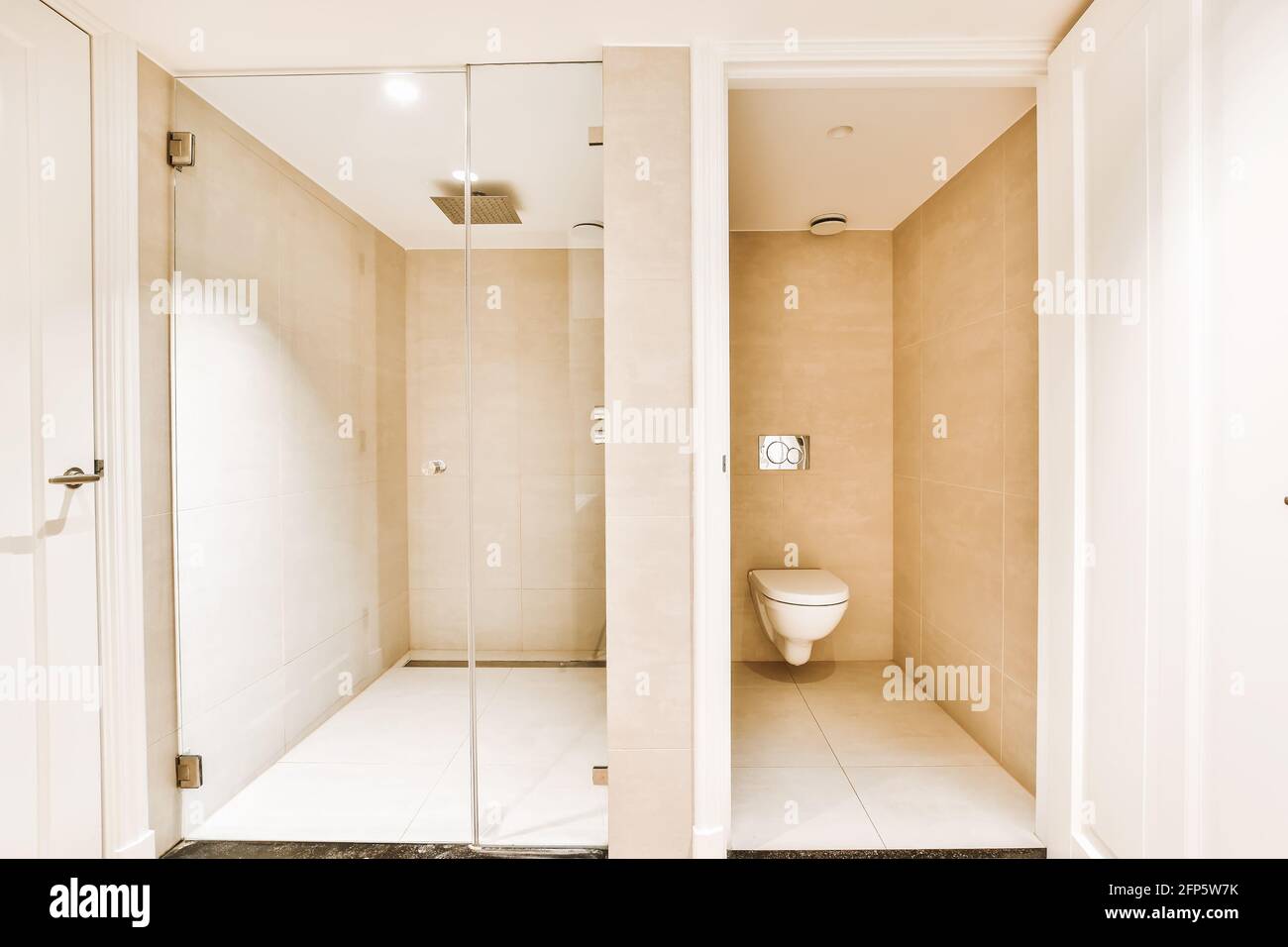 wc separado y cabina de ducha moderna y espaciosa con ducha de lluvia  montado en el techo Fotografía de stock - Alamy