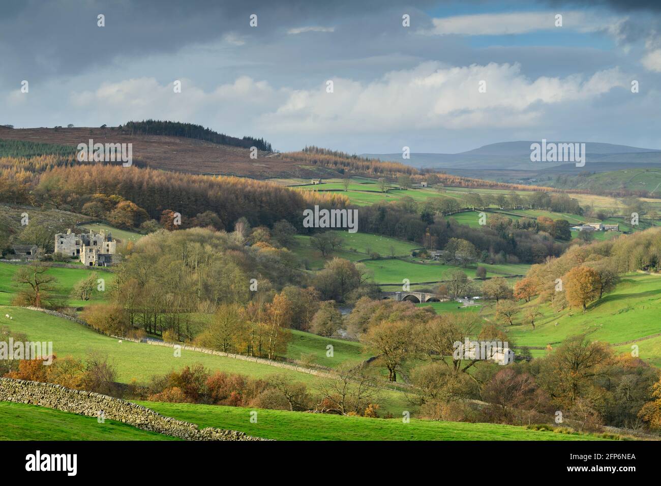 Pintoresco Wharfedale rural otoñal (valle verde, colinas ondulantes, altas colinas y páramos, Puente de Barden y ruinas de la Torre) - Yorkshire Dales England, Reino Unido. Foto de stock