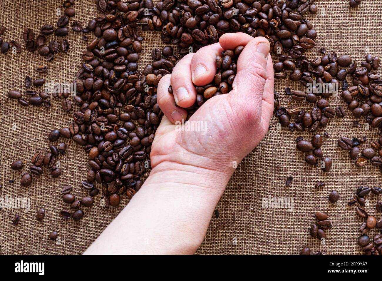 cerca de granos de café para hacer una bebida real 9719094 Foto de