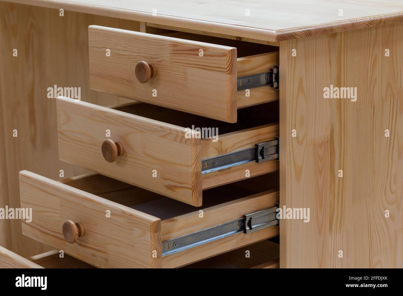 Un cajón abierto de un escritorio. Escritorio clásico con cajones