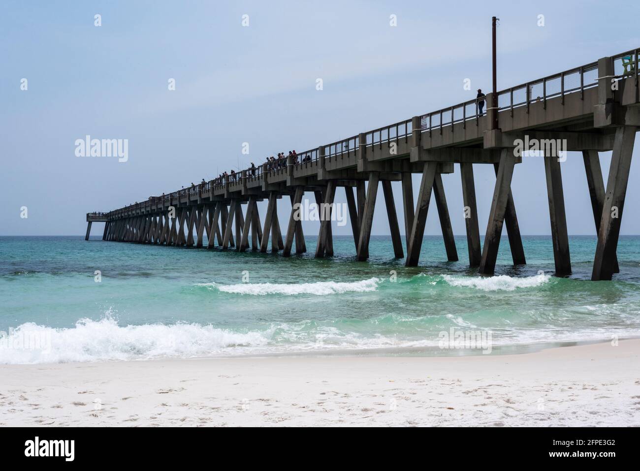 El Navarre Beach Fishing Pier en Florida se extiende al Golfo de México en una imagen capturada el 30 de abril de 2021. Foto de stock