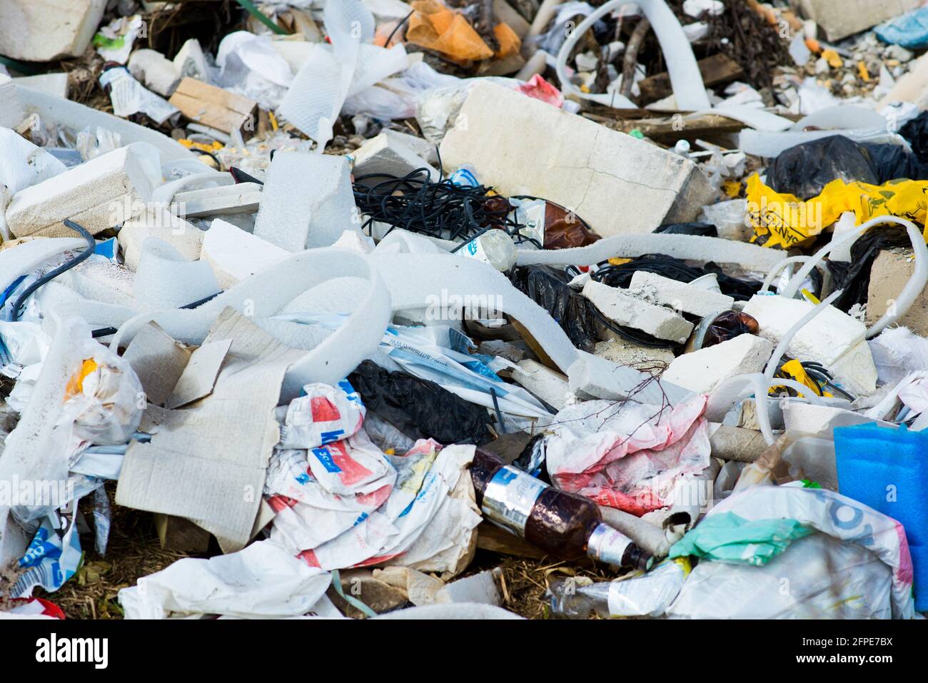 Pila de basura en un bosque, problemas del medio ambiente natural.  Contaminación mundial de la tierra Fotografía de stock - Alamy