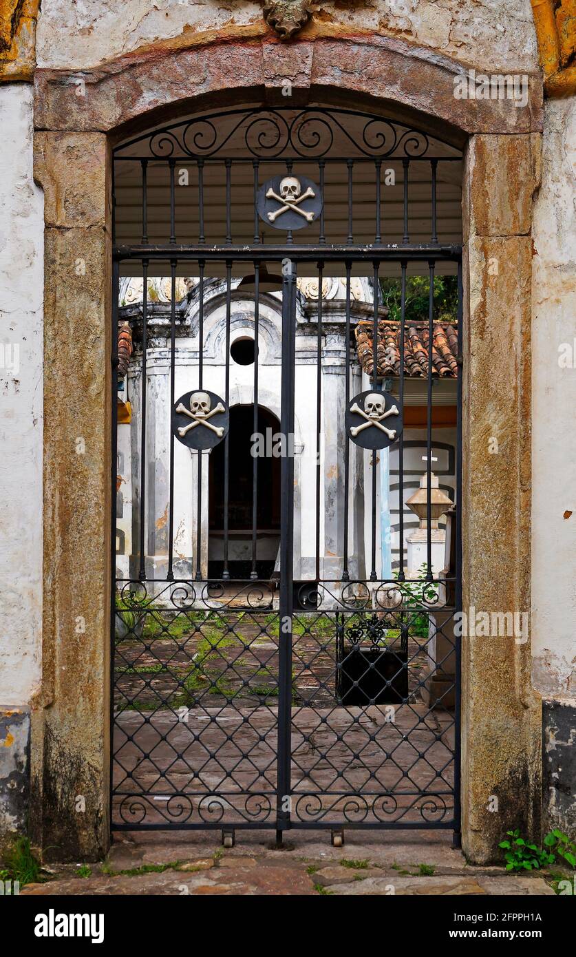La puerta del cementerio fotografías e imágenes de alta resolución - Alamy