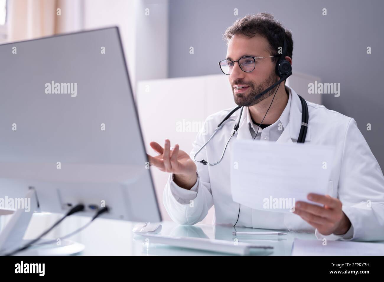Doctor en línea Consulte videollamada en computadora Foto de stock