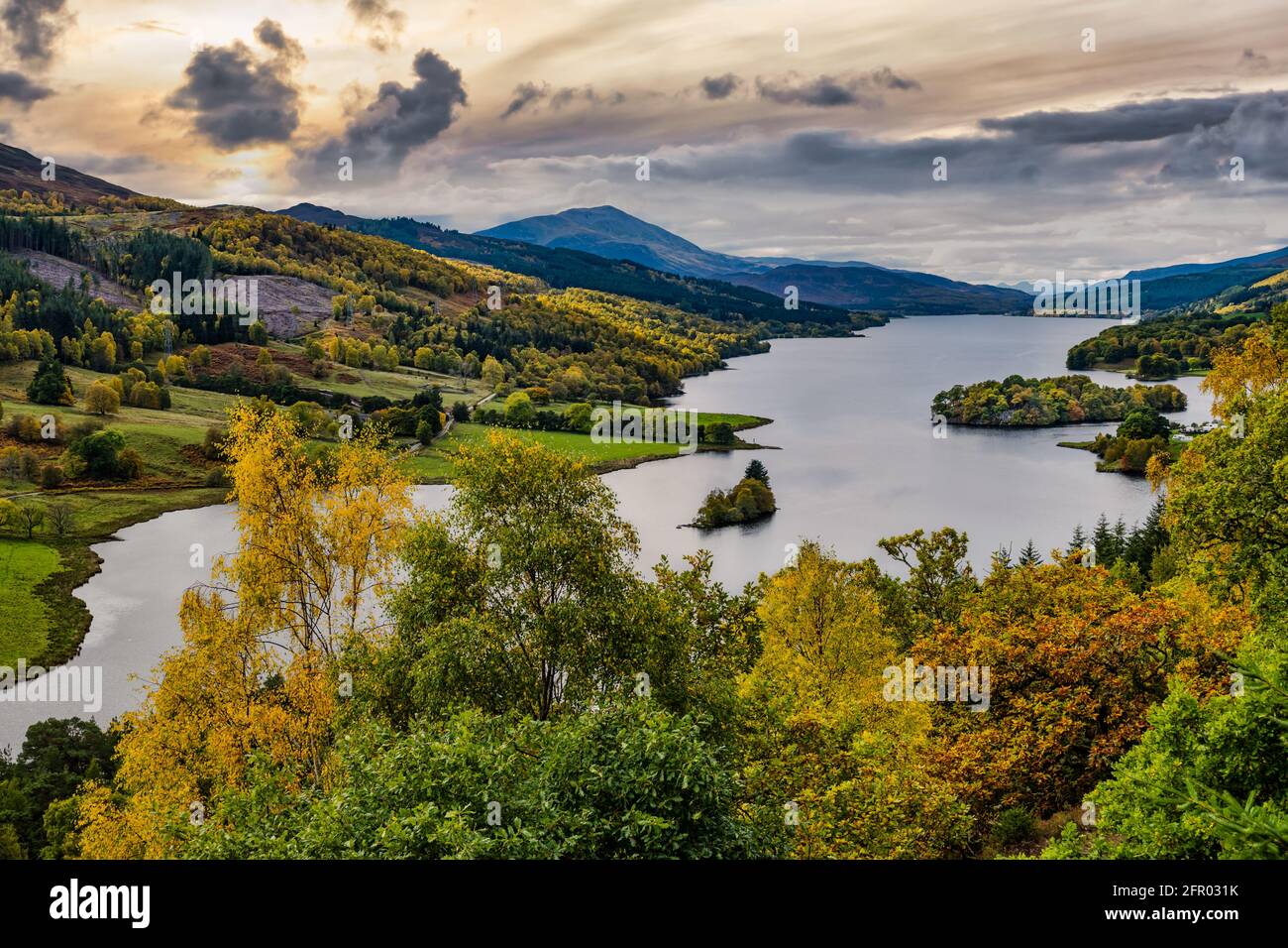 Vista de la Reina sobre el lago Tummel en color otoñal, con pico de la montaña Schiehallion en la distancia, Perthshire, Escocia, Reino Unido Foto de stock