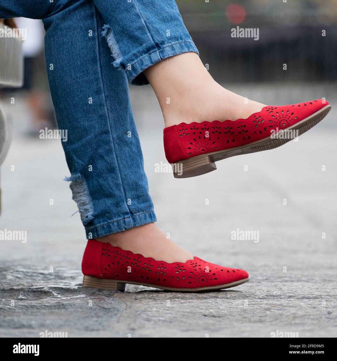 Primer plano de una persona con estilo informal y cómodo rojo zapatos planos Fotografía - Alamy